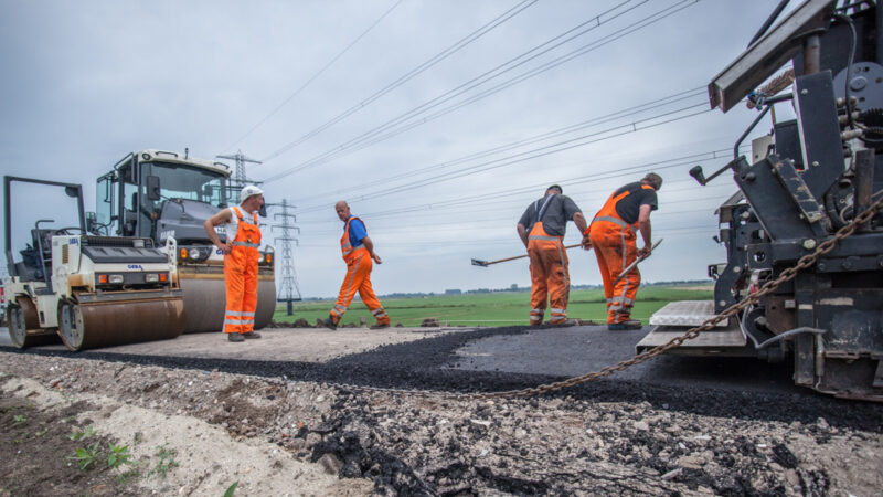 Asfalteren van de fietsdijk bij Wapenveld